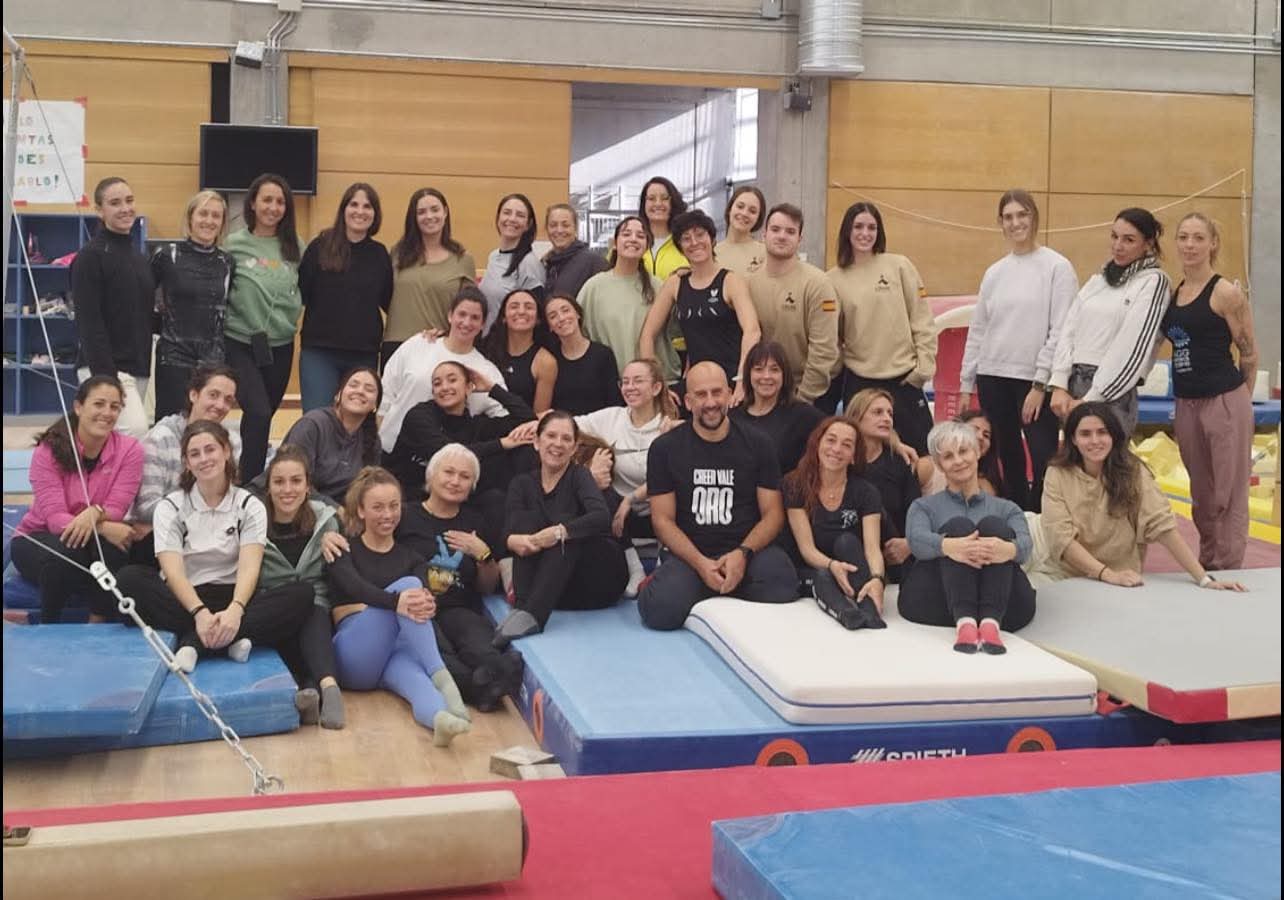 Gimnastas y profesorado en el curso de entrenador federativo en Madrid.